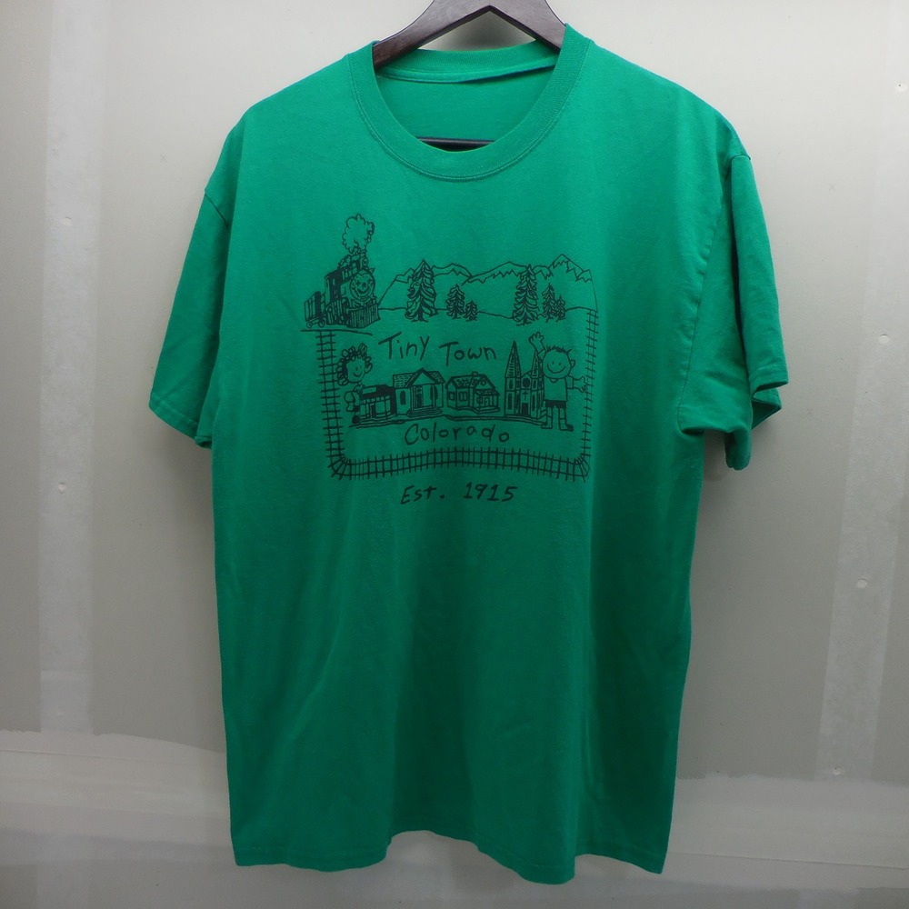 Tiny Town Colorado Est 1915 Graphic T-Shirt Green Mens Large Short Sleeve Tee